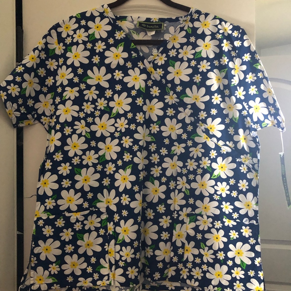 Bonita scrub top